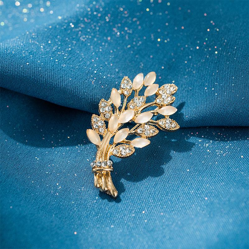 Elegant Korean-Style Flower Brooch: Versatile Fashion Accessory In Alloy