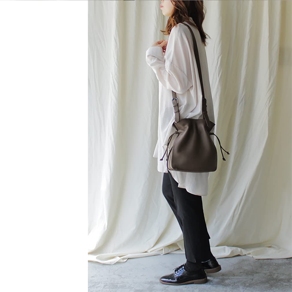 Bolsa de Ombro com Cordão Gratante em Couro Genuíno de Vaca, Feminina, abb-g0035 (Marrom Carvão)