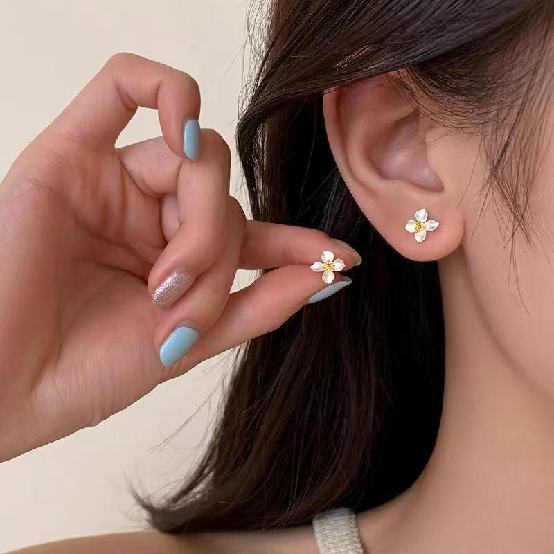 

2Pcs Exquisite Light Luxury Accessories Mini Matte Flower Plant Stud Earrings For Women Classic Fine Jewelry 2pcs