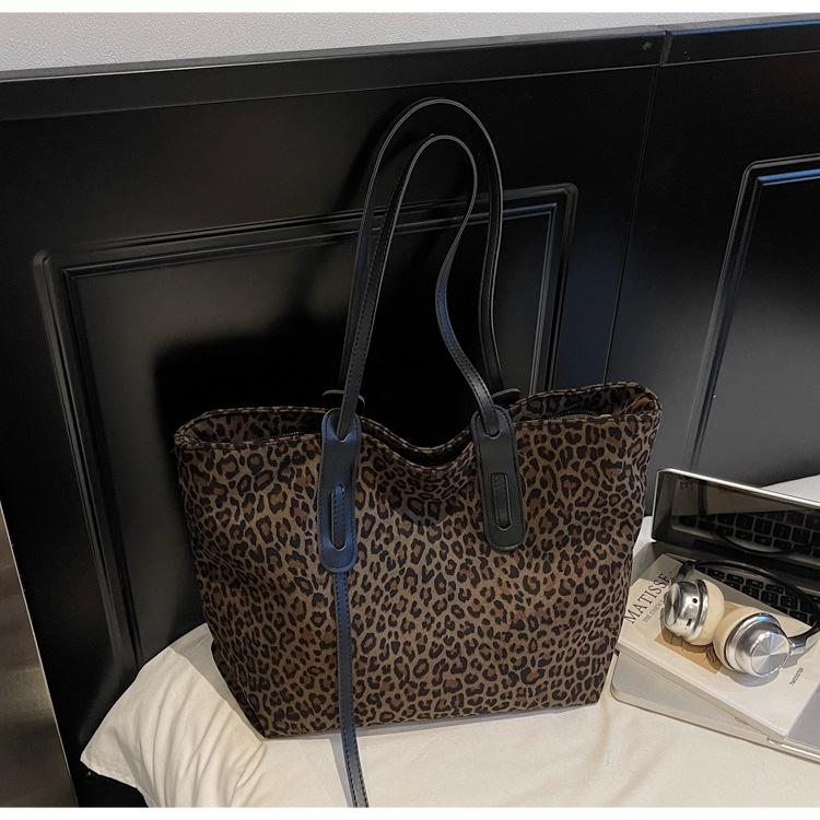 

Ретро сумка большой вместимости женская 2025 осень и зима новая модная сумка через плечо с леопардовым принтом для поездок на работу повседневная сумка-тоут под мышкой темно-коричневого