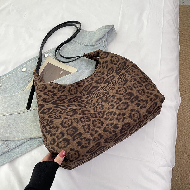 

Retro fashion leopard print tote bag women s 2025 autumn and winter new Korean version casual foreign style commuting large capacity shoulder bag