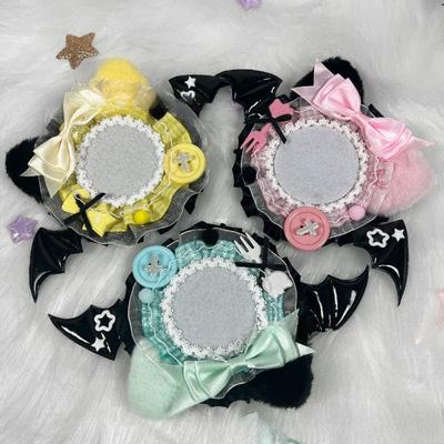 Niedliche Plüsch-Anstecknadel-Anhänger für 55mm 75mm Anime-Anstecker Handgemacht Schwarze Flügel Metall-Anstecknadel-Halter Kreative Waren Dekoration Großhandel