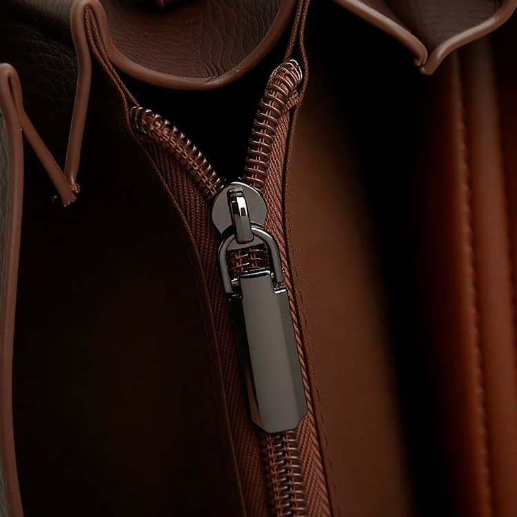 Dámská crossbody taška s klopou a čtvercovou přezkou, vzor liči