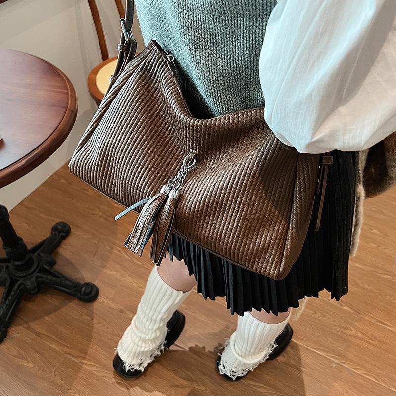 New Simple Retro Portable Shoulder Diagonal Cross Armpit Bag Women's Large Capacity Versatile High Quality Bag