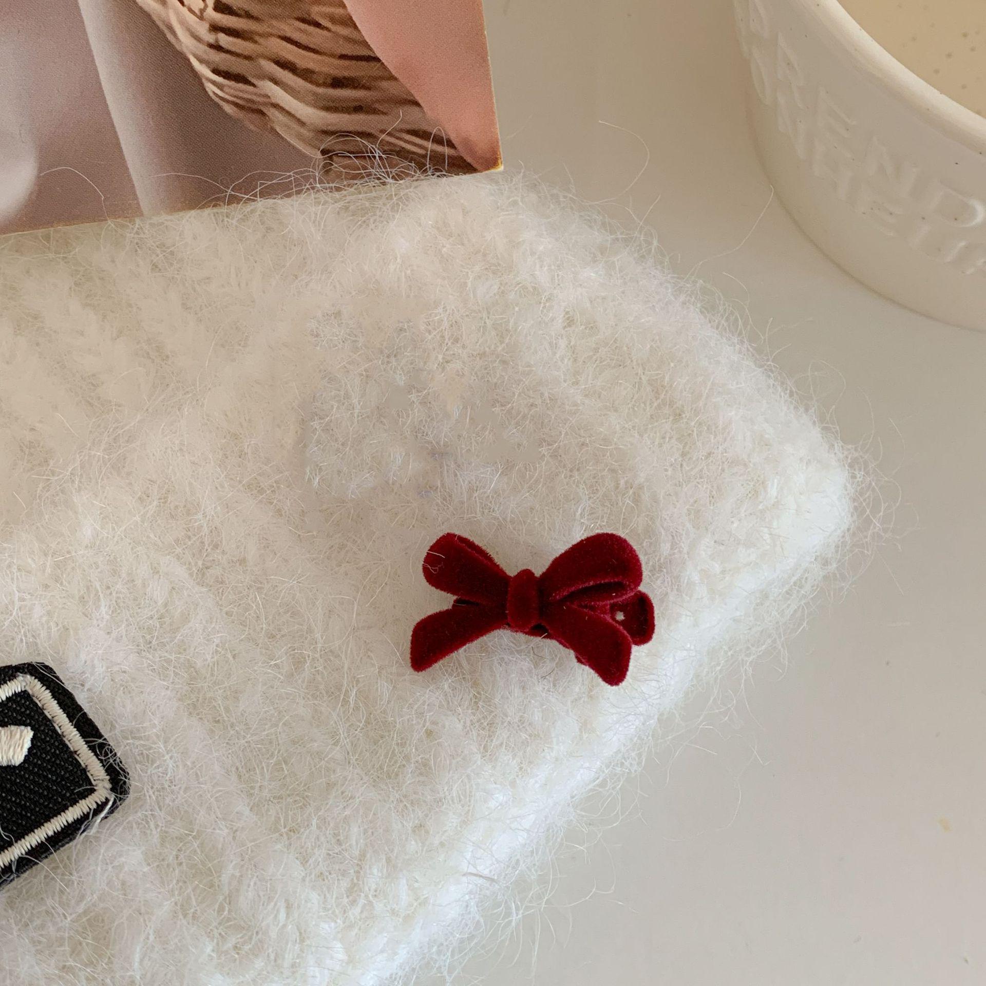 

Заколка-бантик из бархата: Заколка-уточка 2024 года для челки и лба