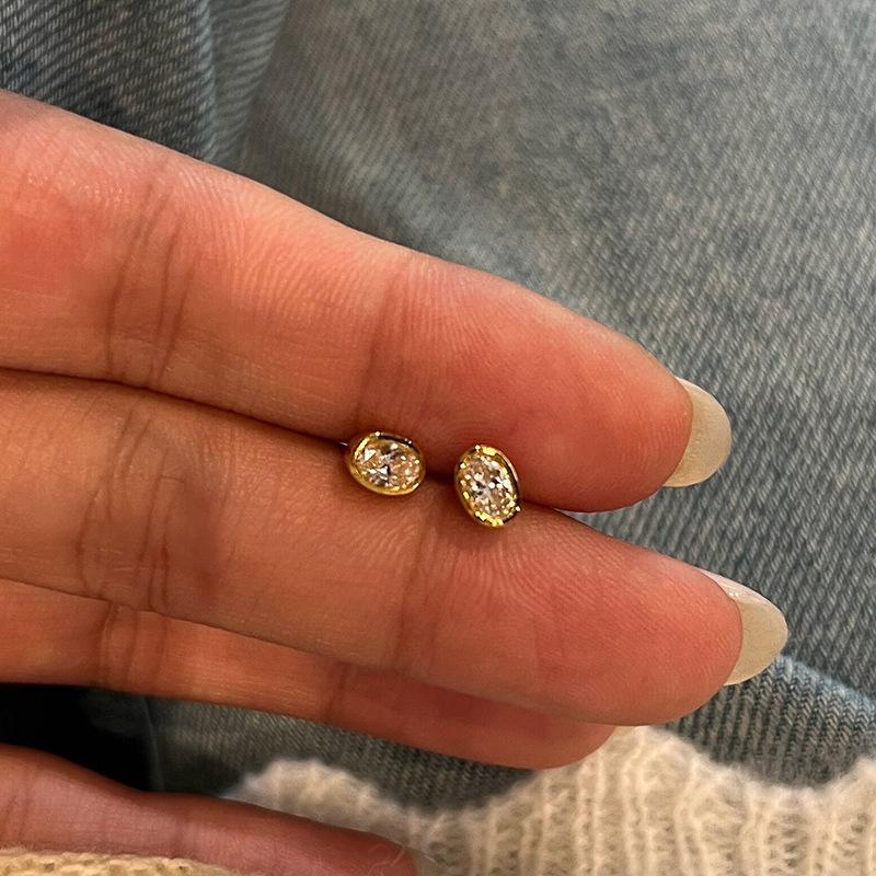 Hot selling small diamond gold lock edge oval small diamond earrings women s cochlear earrings compact style золотой