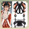 Traje Hanfu de Estilo Antiguo con Maquillaje Elegante y Frescos Accesorios Florales para el Cabello