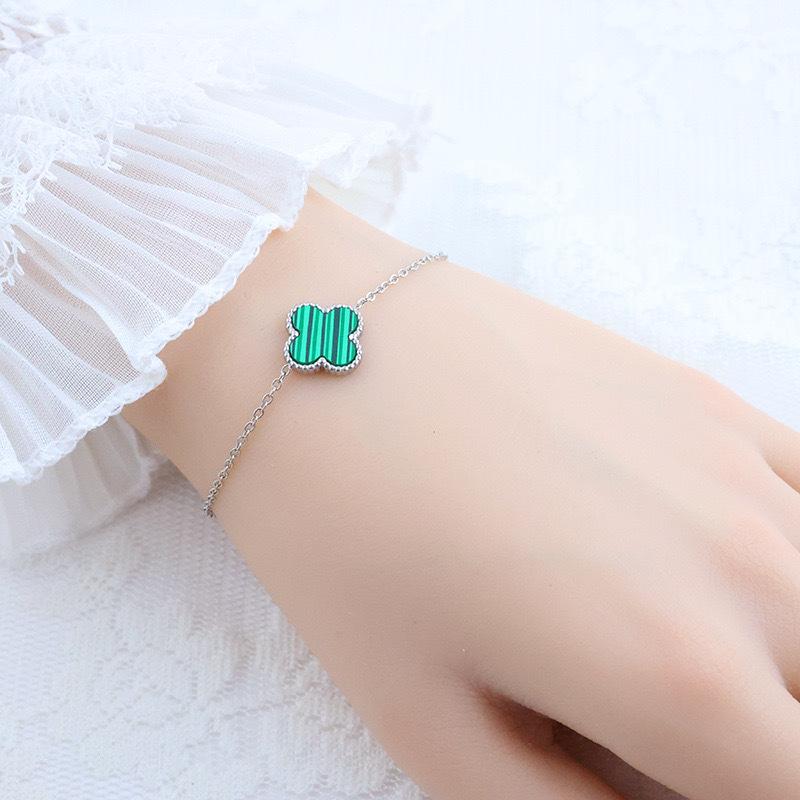 Pulseira de Aço Titânio 13MM Trevo de Quatro Folhas Pulseira Simples Feminina Estilo Jardim de Flor Única Não Desbota Pulseira