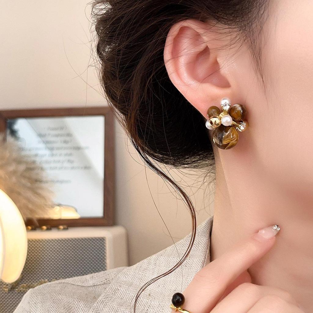 Retro Geometric Wooden Dangle Earrings: Ethnic and Modern Chinese Style for Women, 2025 Autumn/Winter Collection