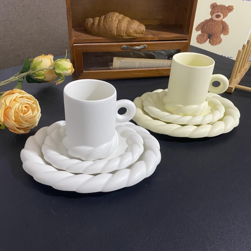 Ceramic Twist Creative Twist Snack Delicate Light Dessert Fruit Plate Coffee Milk Mug Desktop Decoration Coffee Mug with Plate