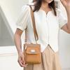 Bolso Cruzado Compacto de Nailon para Mujer – Diseño Ligero y Resistente al Agua con Placa Metálica con Logo y Múltiples Bolsillos, Ideal para el Uso Diario