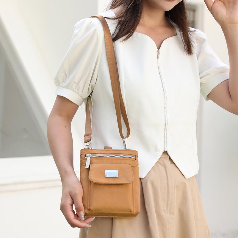 Bolso Cruzado Compacto de Nailon para Mujer – Diseño Ligero y Resistente al Agua con Placa Metálica con Logo y Múltiples Bolsillos, Ideal para el Uso Diario