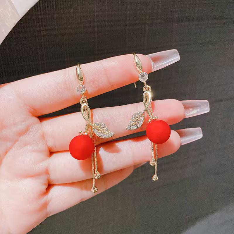 Exquisite 2026 French Retro Red Faux Pearl & Zircon Leaf Tassel Earrings золотой