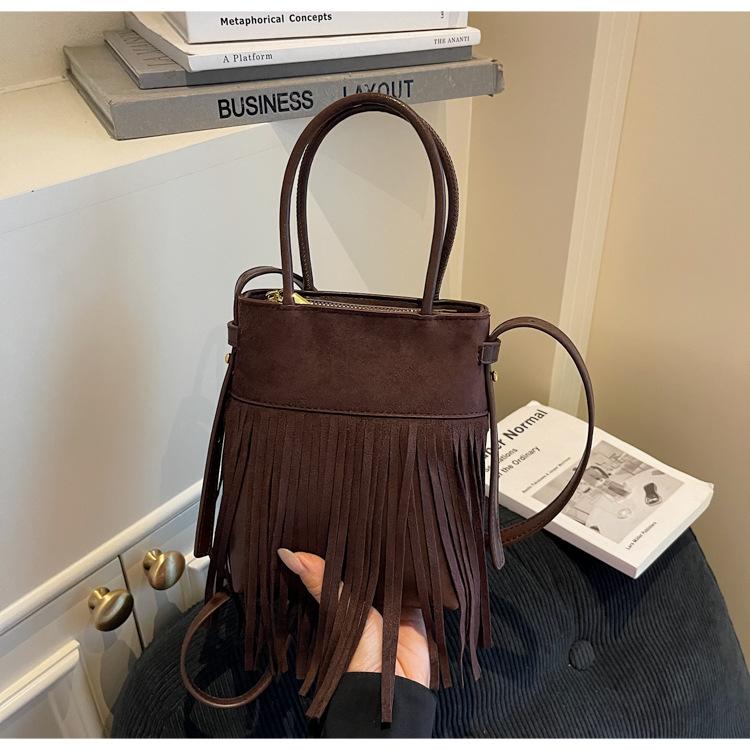 Premium sense retro fashion fringed bag women's 2025 new autumn and winter portable shoulder bag foreign versatile commuter bag
