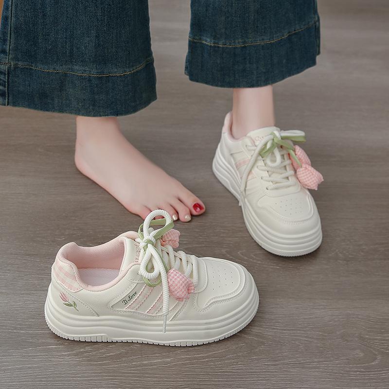 2025 new thick-soled heightened Korean version of niche student casual board shoes, white shoes, soft soles are not tired women's shoes