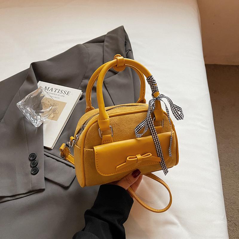 Fashion niche foreign style handbag women's 2025 autumn new trend fashionable high value commuter Boston bag