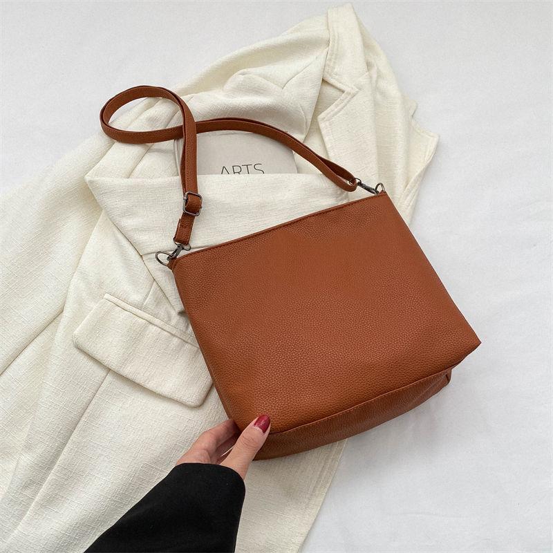 

This year s popular bag women s large-capacity new simple and versatile shoulder messenger bag texture popular bucket bag коричневий