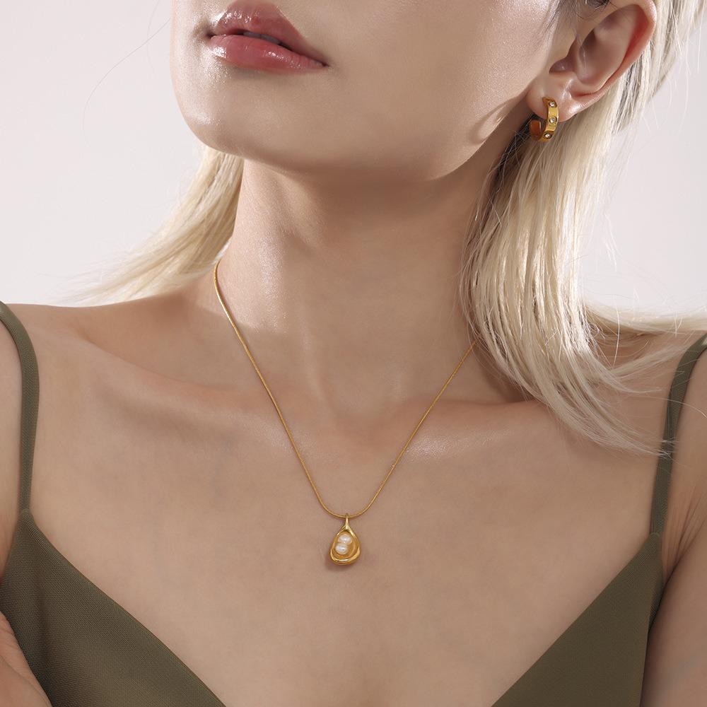 Stylish freshwater pearl versatile high-end necklace personalized simple titanium steel gold-plated
