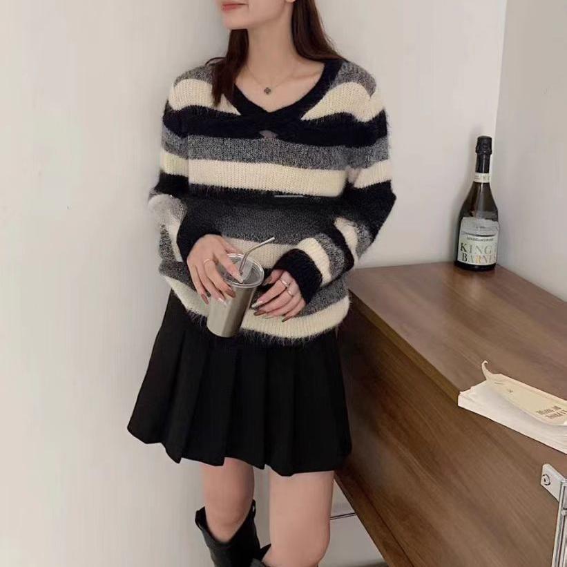 

Осень и зима ретро ленивый ветер V-образный вырез перекрестный дизайн вязаный свитер высокий класс нишевый контрастный полосатый свитер женский Average size 56-262 чёрный