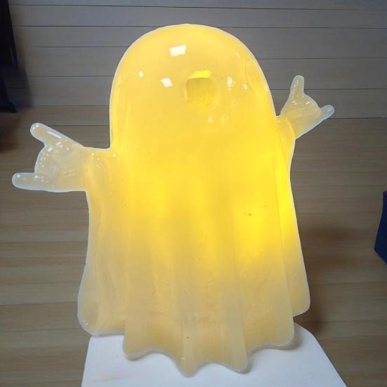 Pryskyřičná svítící dekorace duch pro Halloween Malá bílá figurka ducha Roztomilá svítící soška ducha pro domácí stolní patrovou podnosovou dekoraci