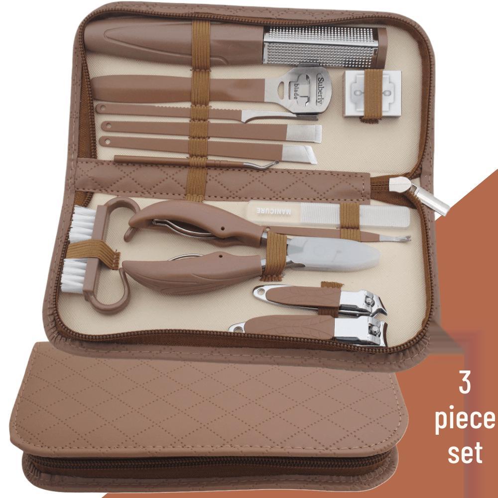 28-teiliges Edelstahl-Nagelpflege-Set: Enthält Nagelscheren, Nagelhautzangen, Pediküre-Werkzeuge, einen Augenbrauentrimmer und eine Pinzette in einem braunen Etui.