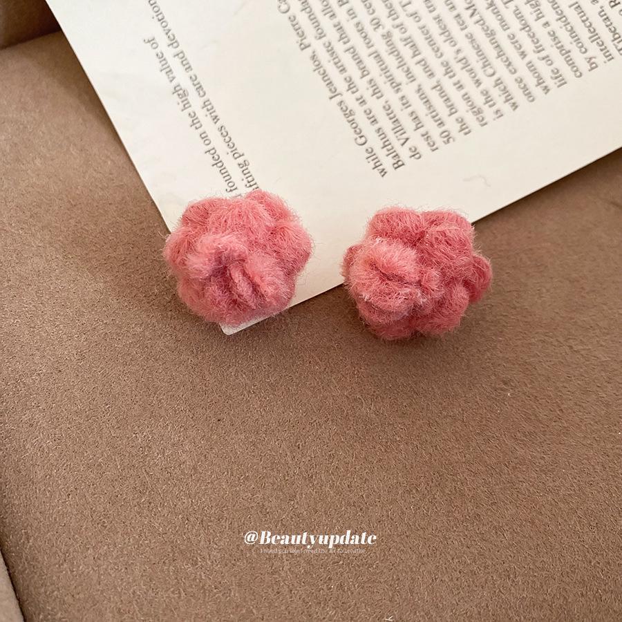 Silver Needle Wool Flower Stud Earrings - Bohemian High-End Fashion for Autumn/Winter