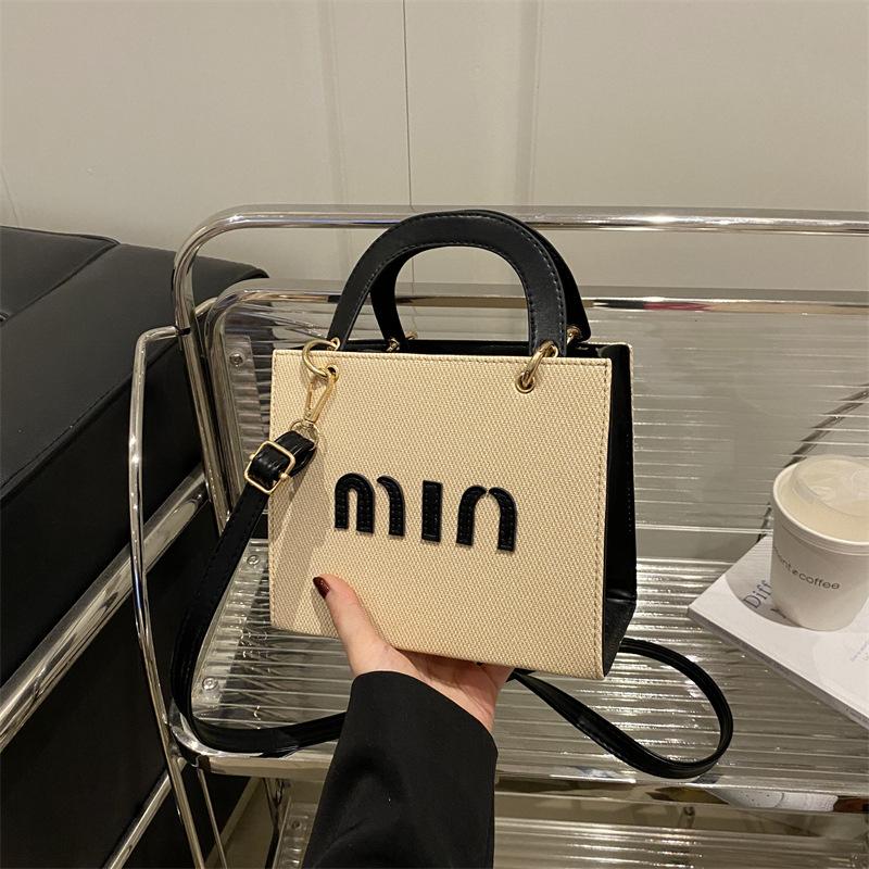 

Модная повседневная маленькая квадратная сумка для ношения в руке, новая текстура 2025, повседневная сумка через плечо, трендовая универсальная сумка-мессенджер чёрный