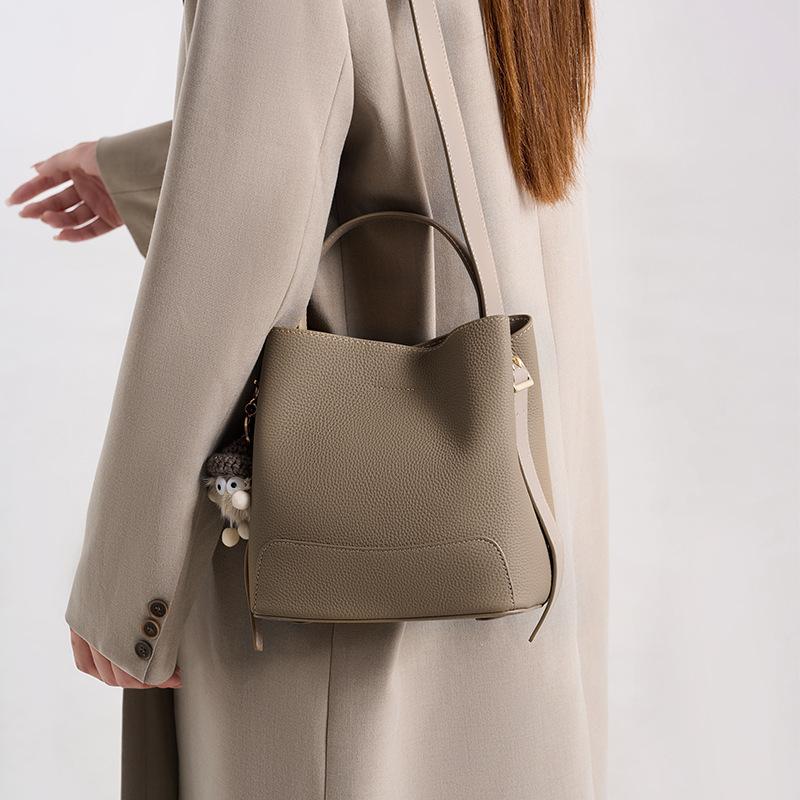 New fashion messenger bag high sense versatile portable bucket bag 2025 new popular retro bag women