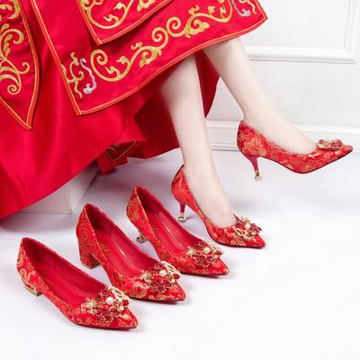 Sapatos de casamento Xiuhe femininos sapatos de noiva chineses sapatos de casamento vermelhos 2025 novos modelos pés não cansados saltos finos bico fino saltos altos