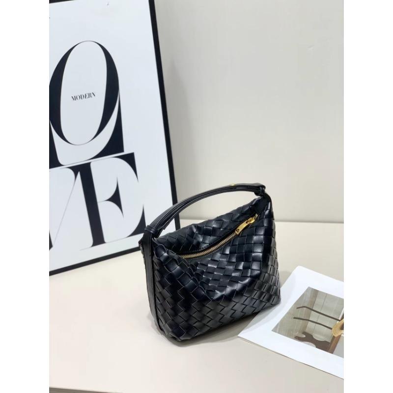 

Stylish and versatile woven bag New retro handbag Fashion trend Underarm cabbage basket Women s bag 20 * 10 * 16 (no words) чёрный