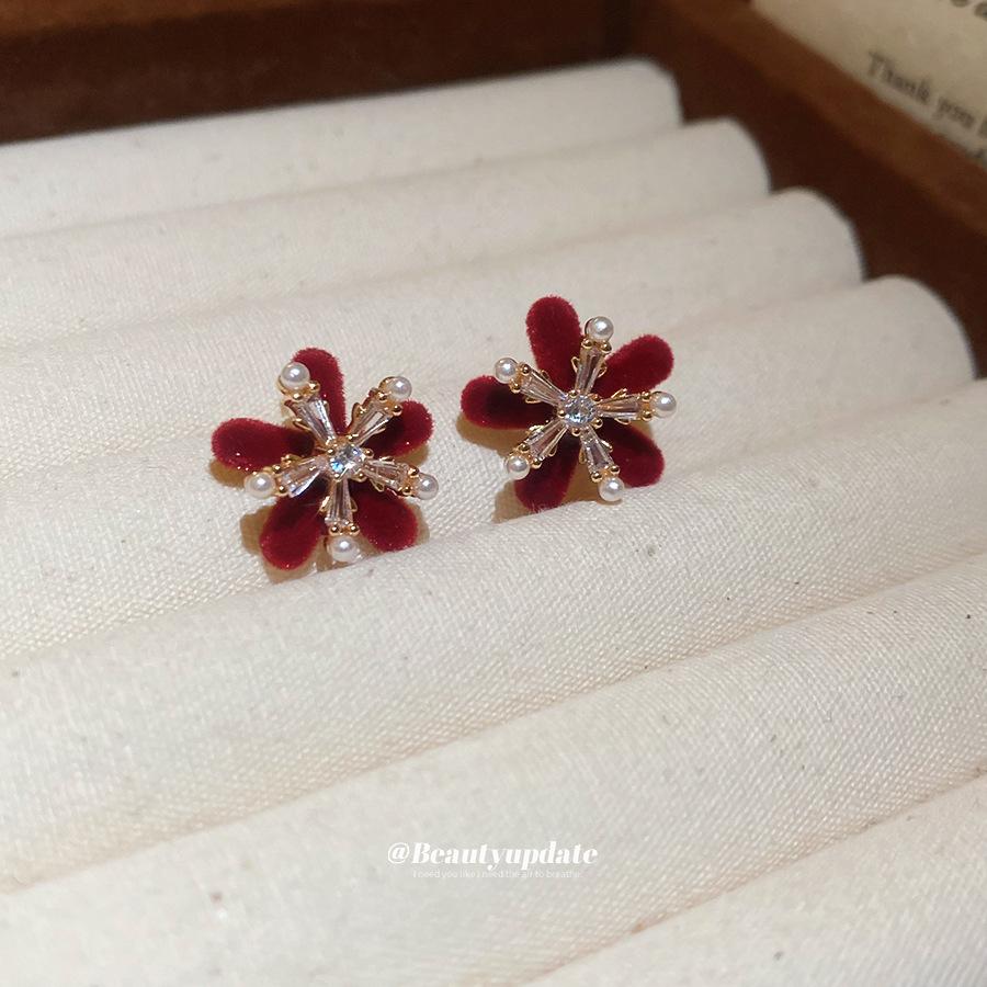 Flocking flower pearl stud earrings exquisite elegance light luxury earrings design sense niche earrings