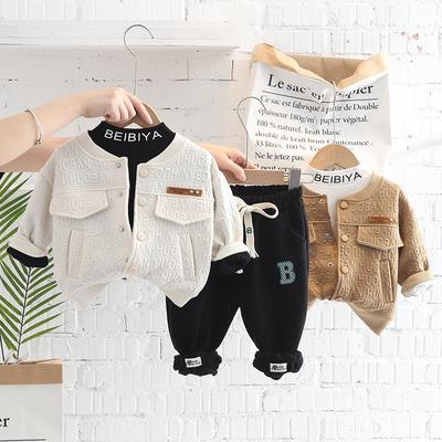 Stilvolles Strickjacken-Dreiteiliges Set mit geprägten Buchstaben für Jungen: Trendiges Frühling/Herbst-Outfit