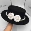 Elegante schwarze französische Brauthut mit Blumen und Perlen
