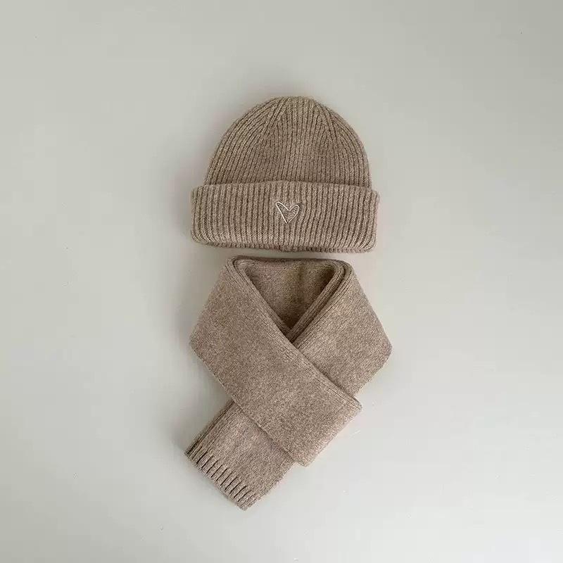 Kinderhut- und Schalset mit Herzstickerei – Koreanischer Stil, Unisex, Warm & Vielseitig für Herbst/Winter