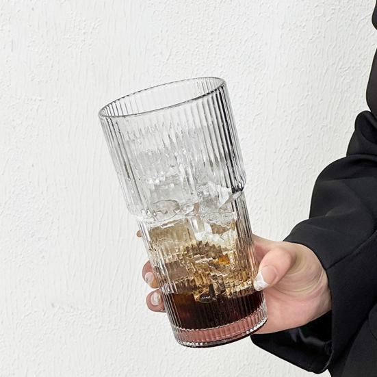 Ribbed Glass Tumbler with Lid And Straw, 560ml Capacity Iced Coffee Cup, Reusable Cold Drink Glass for Home, Travel Cup Fits Car Holder