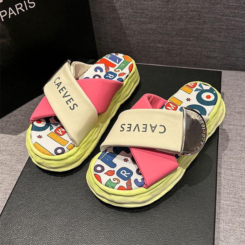 

Internet celebrity graffiti slippers women s summer wear 2025 new muffin thick bottom one-word drag casual stepping on shit cool slippers 35