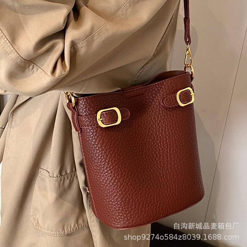 Casual and Simple Portable Mother and Child Bag, Women's Fashion Large-capacity Bucket Bag, European and American Retro Shoulder Messenger Bag.