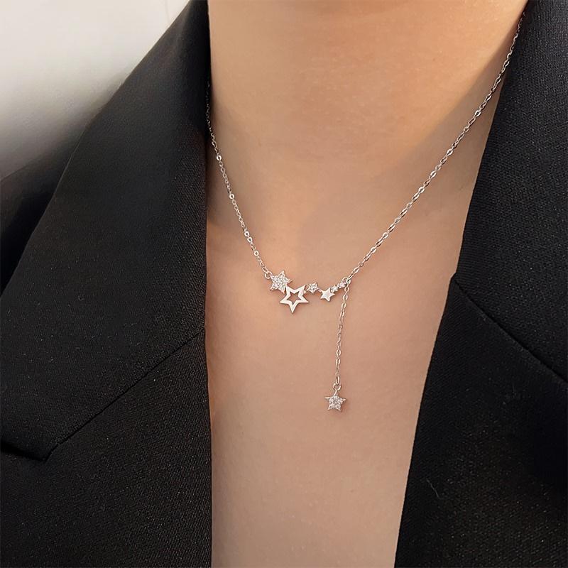 Collier pour femme à pompon en forme d'étoile, chaîne de clavicule légère et luxueuse en forme d'étoile à cinq branches, accessoires tendance, doux et élégants