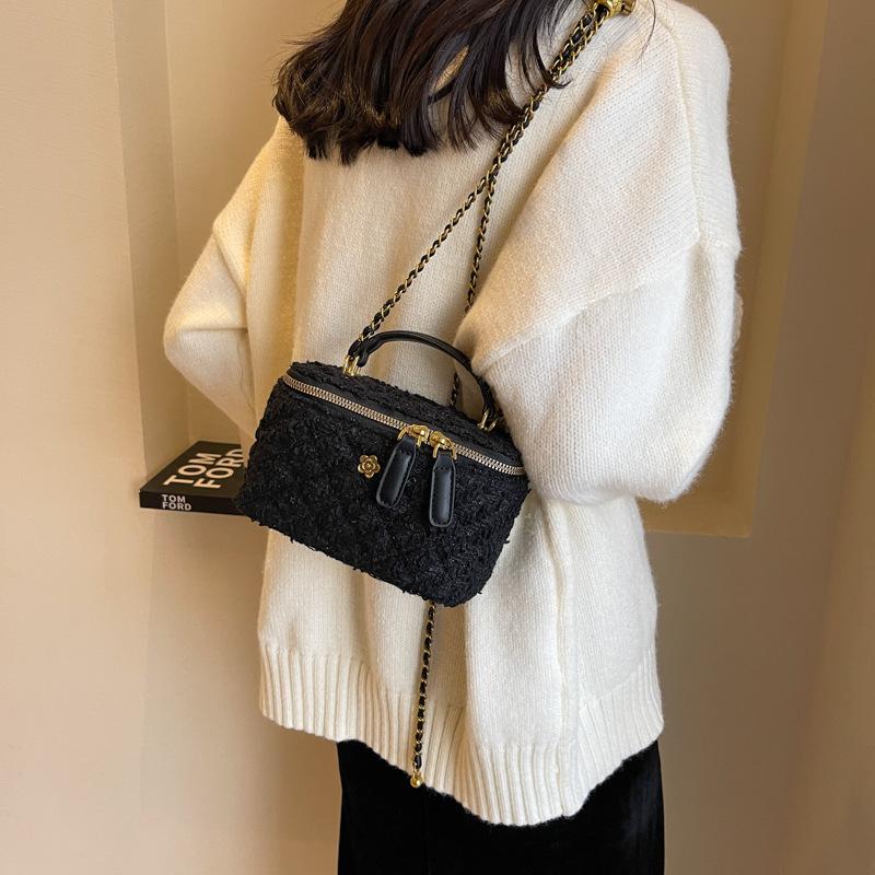 Woolen bag women's autumn and winter 2025 new fashion shoulder messenger bag niche design high-end portable box bag