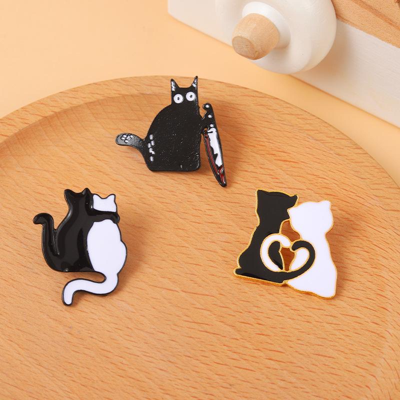 Schwarz-weiße Katze Emaille Brosche: Niedliches Kätzchen mit Messer & Katzen umarmen Design