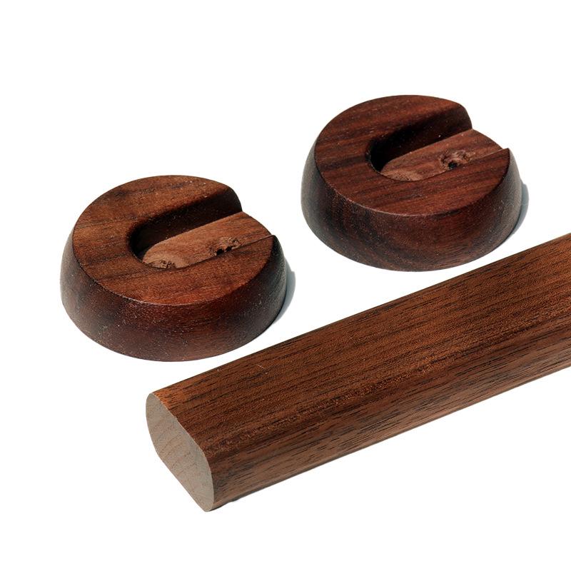 Massivholz Hängestange für Kleiderschränke und begehbare Kleiderschränke, anpassbar für Schlafzimmer- oder Balkonnutzung, stark und langlebig.