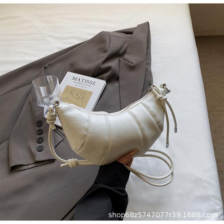 Fashion and leisure high-end sense simple solid color horn bag versatile personality Spice girl style one shoulder messenger women's bag