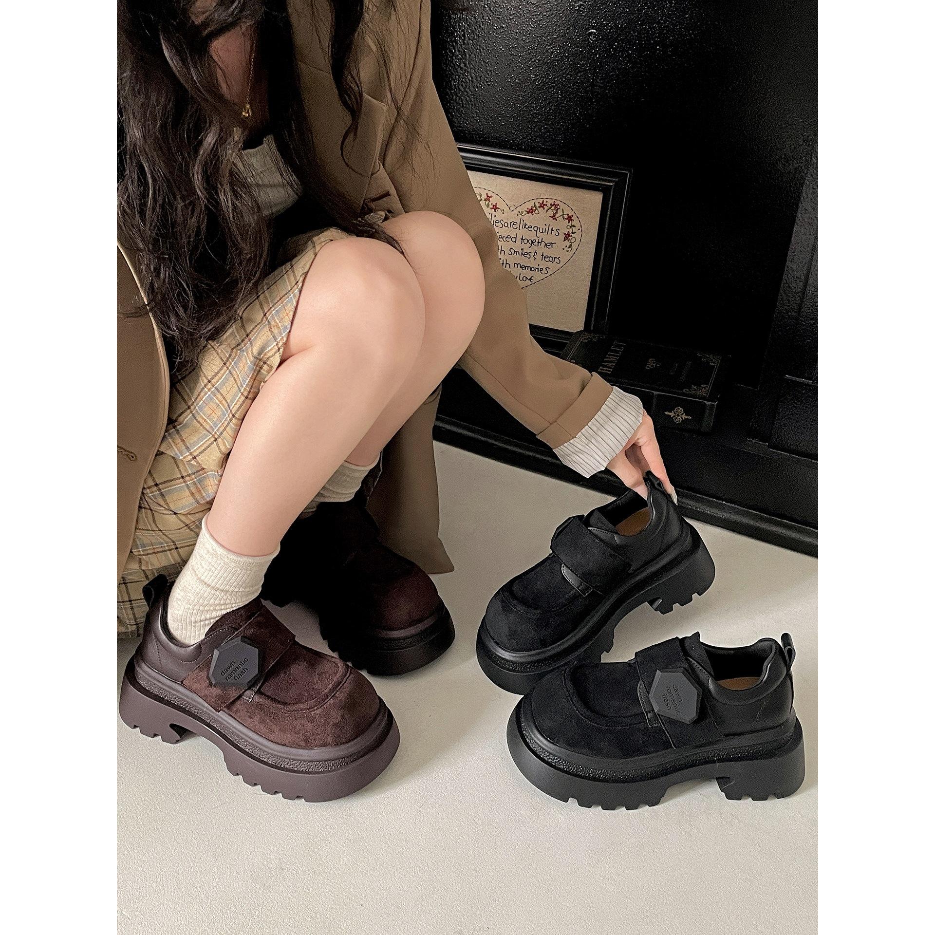 Wang Fan increases the height of thick-soled Birkenstocks 2025 spring and autumn small retro thick heel deep mouth single shoes 40 темно-коричневого 3990₽