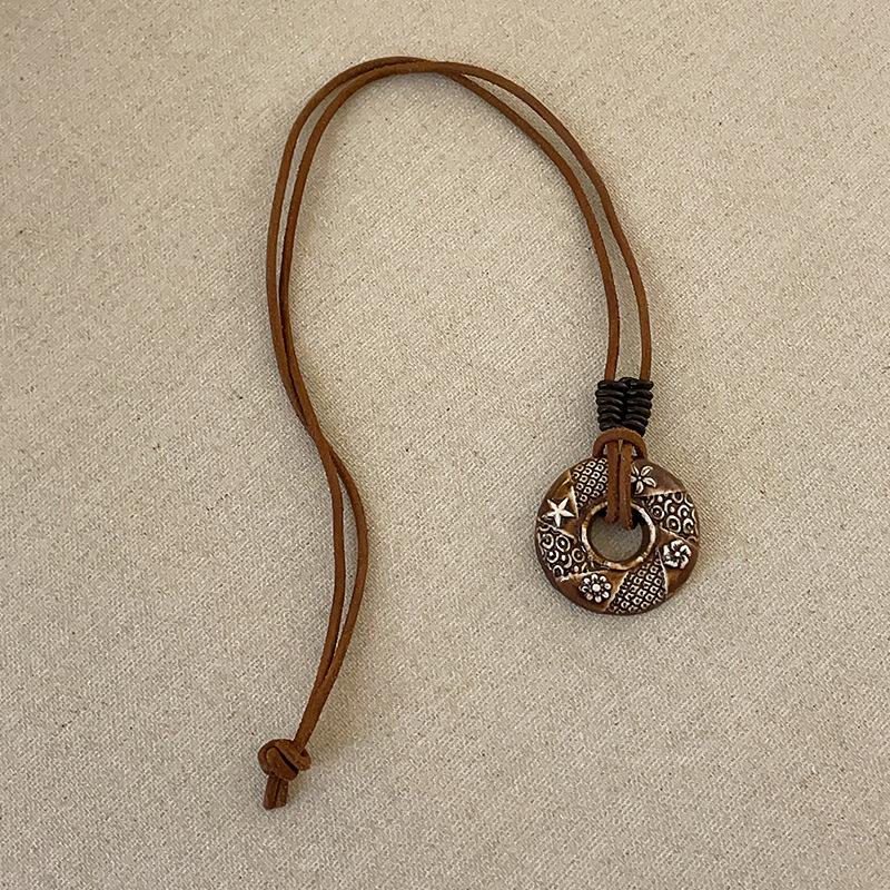 

Богемный этнический стиль Керамическое ожерелье с пряжкой безопасности в виде кои Женская ретро-изысканная универсальная цепочка на шею Цепочка для свитера