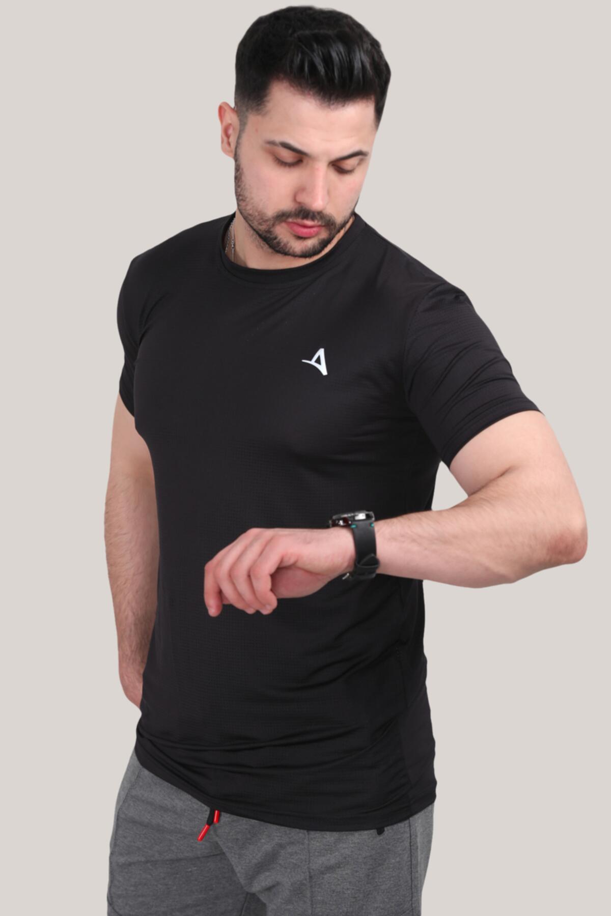 

Мужская футболка с круглым вырезом