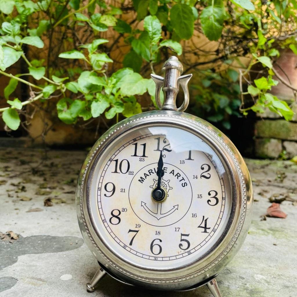 Starožitné kovové stolní hodiny: Victoria Vintage Design pro Stolní Dekoraci, Památkové Dárky a Domácí Dekoraci