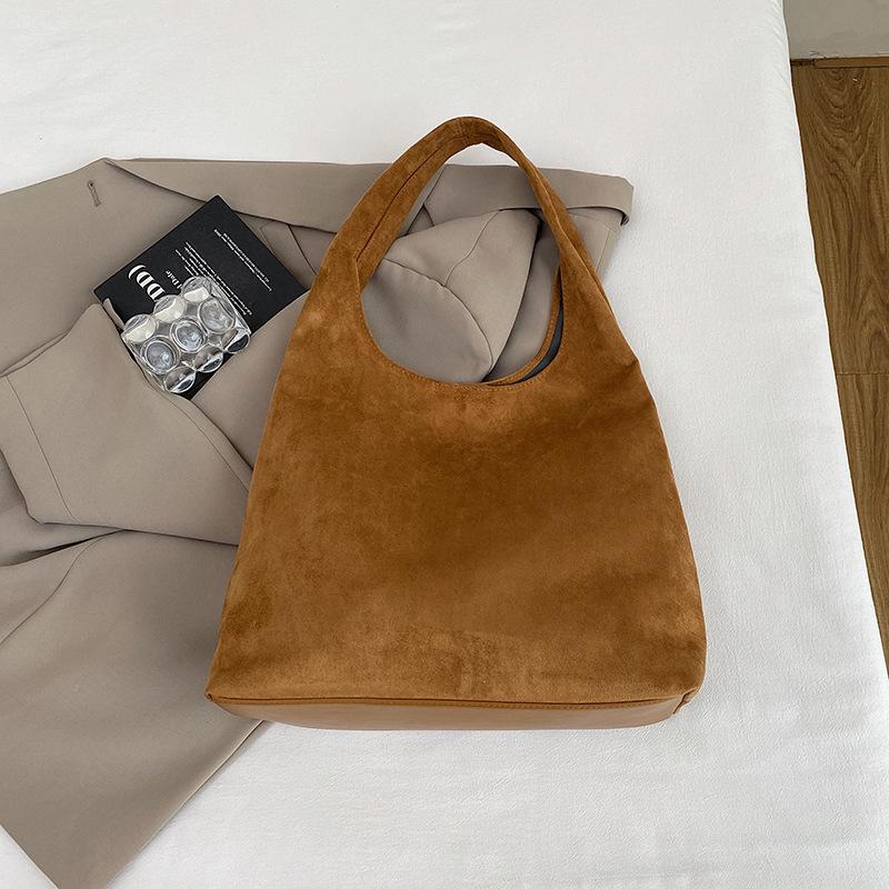 

Slack large-capacity bag women s 2025 new autumn commuter shoulder bag suede tote bucket bag коричневый