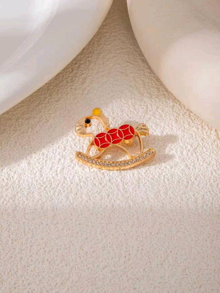 Exquisite Zodiac Horse Brooch: Festive New Year Pin & Cute Clothing Accessory