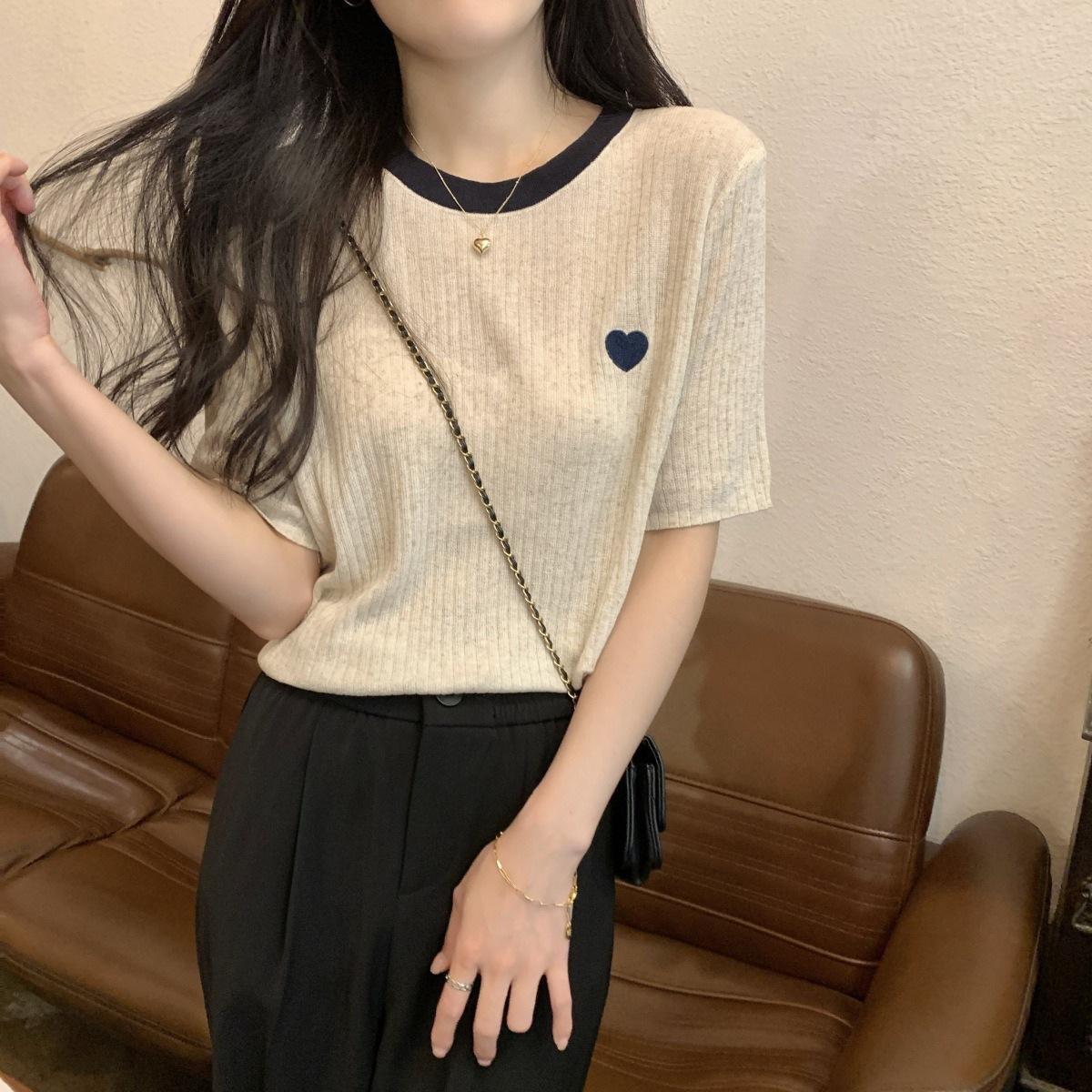 

Весенне-осенняя вязаная футболка с коротким рукавом для женщин, корейский свободный топ с вышивкой в виде сердца контрастного цвета 3XL