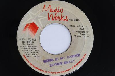 7-tums skiva LEROY SMART Herbs In My Garden NONE MUSIC WORKS Jamaica Reggae Ska Dub Begagnad